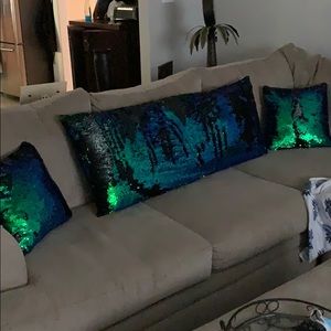 Fun pillow set w/versatile colors